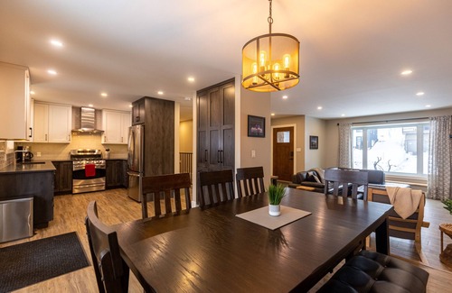 East Kootenay Haus | Cozy mountain home with hot tub, backing onto trails and the river(pet-friendly)