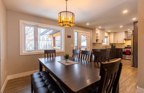 East Kootenay Haus | Cozy mountain home with hot tub, backing onto trails and the river(pet-friendly)
