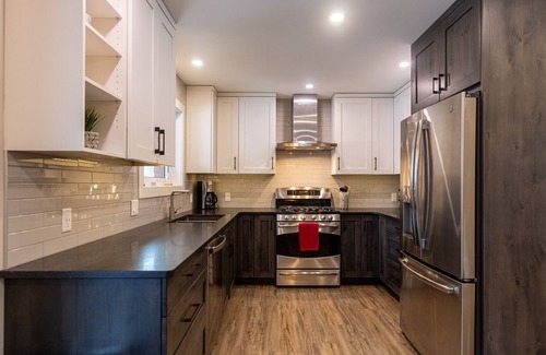 East Kootenay Haus | Cozy mountain home with hot tub, backing onto trails and the river(pet-friendly)