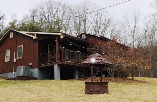 Cross Junction Kabine | Cozy Mountain Retreat with Pickle-ball Court. Pet Friendly!