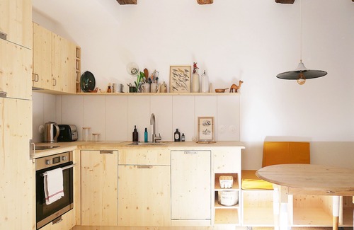 Besancon Wohnung | Cozy N'est house on historic courtyard-garden, close to station and city center