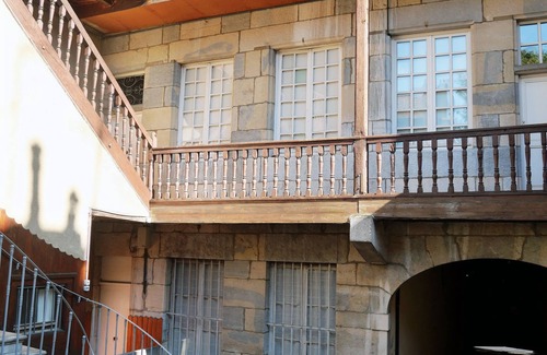 Besancon Wohnung | Cozy N'est house on historic courtyard-garden, close to station and city center