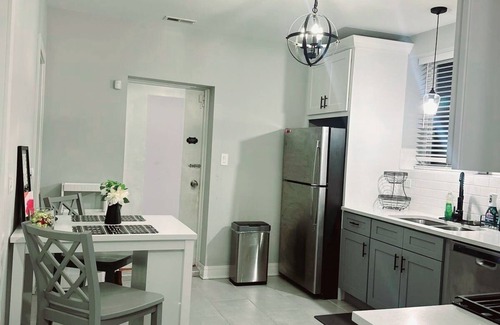 Greater Grand Crossing Haus | Cozy & Near Downtown, Hyde Park & the Metra