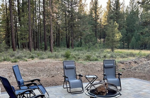 Portola Haus | Cozy New Cabin. Walking distance to wedding venue, Chalet View Lodge!