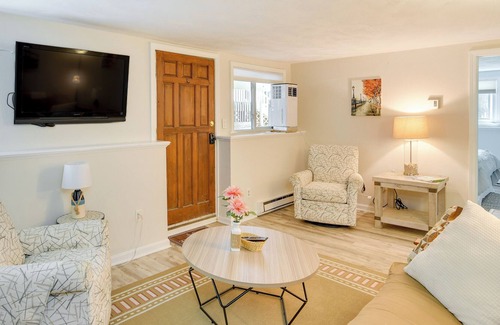 Top of the Hill Wohnung | Cozy Newport Apt: Steps to Downtown & Waterfront!