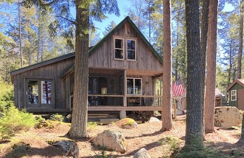 Aurora Kabine | Cozy, Off-Grid Camp on Spectacle Pond w/ private water frontage!