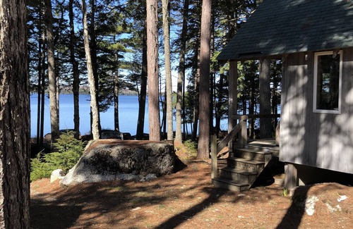 Aurora Kabine | Cozy, Off-Grid Camp on Spectacle Pond w/ private water frontage!