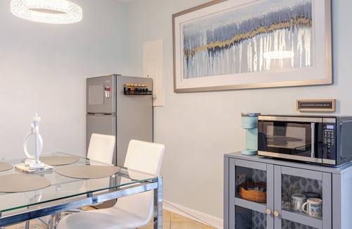 Herndon Haus | Cozy One-Bed Apartment in Heart of Herndon