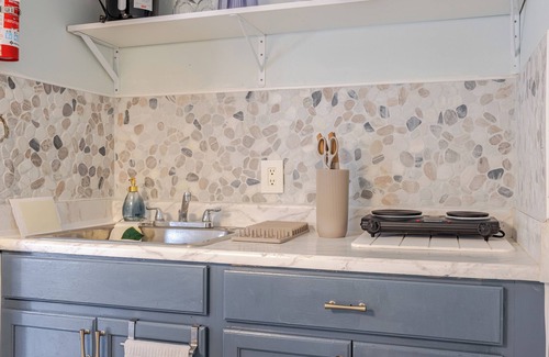 Herndon Haus | Cozy One-Bed Apartment in Heart of Herndon