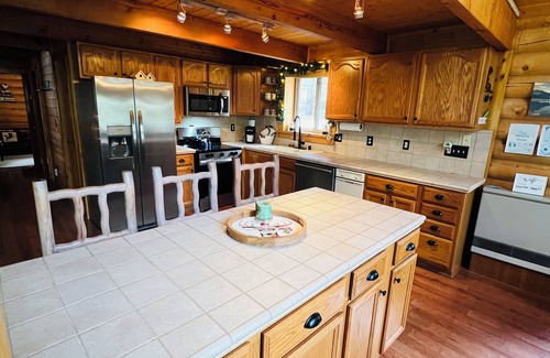 Mammoth Creek Kabine | Cozy Panguitch Lake Cabin Hot Tub Nestled in the Pines