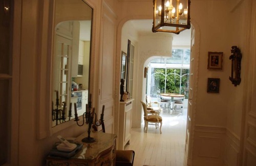 16th Arrondissement Wohnung | Cozy Parisian style apartment with a veranda overlooking a private garden.