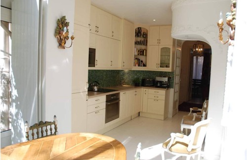 16th Arrondissement Wohnung | Cozy Parisian style apartment with a veranda overlooking a private garden.