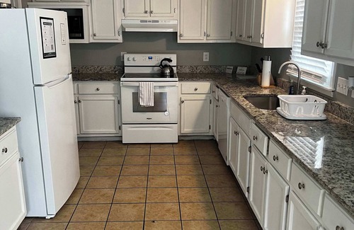 Cordova Haus | Cozy Patio, Mins to Downtown! Cordova Colonial