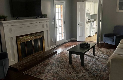 Cordova Haus | Cozy Patio, Mins to Downtown! Cordova Colonial