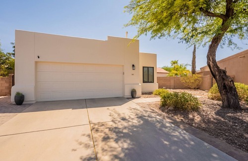 Houghton Haus | Cozy & Peaceful 3-bedroom house in delightful Eastside Tucson with Pool!