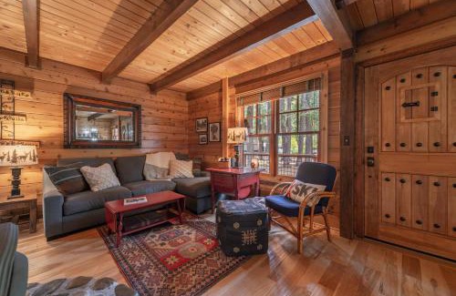 Tahoe Pines Haus | Cozy Pet-Friendly Cabin Private Hot Tub Fenced In Yard Book on Mobile for Promo Price