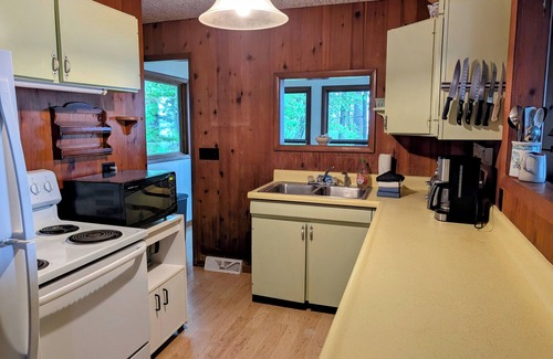 La Pointe Kabine | Cozy Pines Cabin - Wonderful Sunsets with Lake Superior Access!