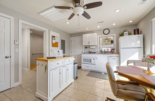 Springfield Hütte | Cozy private, 1 bed/1bath, fully handicapped accessible cottage, near Branson.