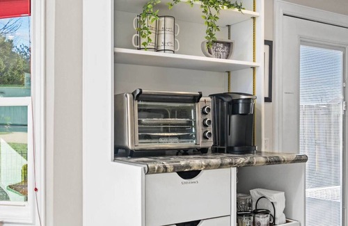 Springfield Hütte | Cozy private, 1 bed/1bath, fully handicapped accessible cottage, near Branson.