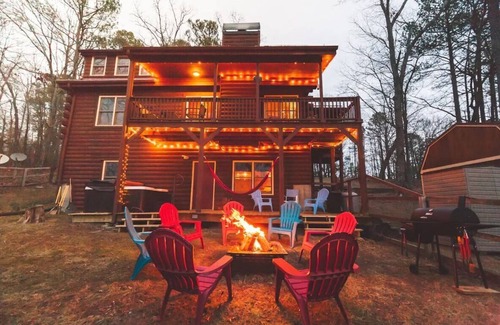 Ranger Kabine | Cozy Private Cabin - Hot Tub, Pool Table, Fire Pit, Near Lake & MORE!