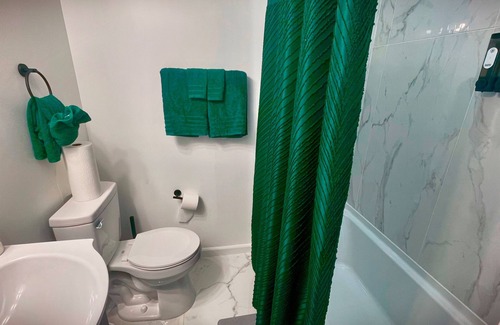 Landover Wohnung | Cozy Private King Suite & Patio Wash Driveway walk 2 Stadium