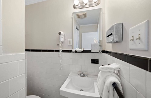 Falmouth Heights Hotel | Falmouth Getaway | Queen Bed | Walk to Beach