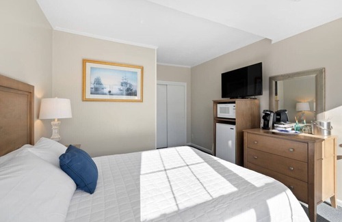 Falmouth Heights Hotel | Falmouth Getaway | Queen Bed | Walk to Beach