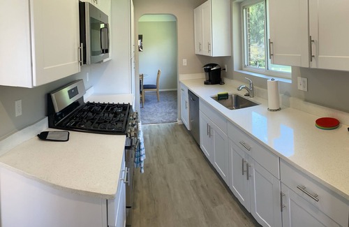 Bedford Haus | Cozy Quiet Ranch with Sprawling Yard