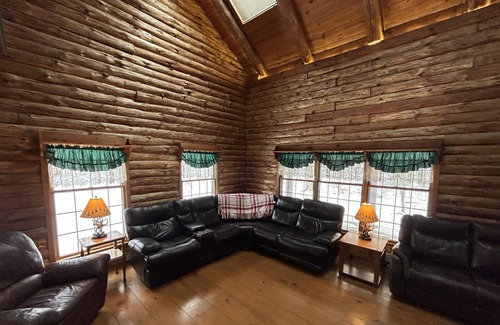 Elk Creek Township Kabine | Cozy retreat with jacuzzi and 12 acres of land to escape away too. Pet friendly