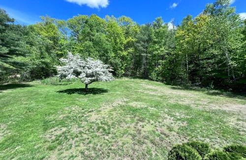 North Jay Wohnung | Cozy Retreat with Private Backyard Oasis