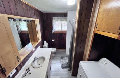 North Jay Wohnung | Cozy Retreat with Private Backyard Oasis