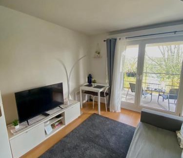 Neuilly-Plaisance Wohnung | Cozy Riverfront Living, 5-Min Walk To Riverside Train