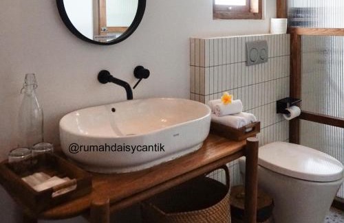 Nyambu Bed & Breakfast | Cozy Room Monkey View in Kaba-Kaba