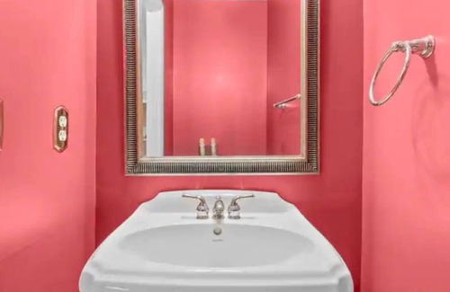 Wheaton Haus | Cozy Room with Attached Bathroom Hosted by Samri in Silver Spring Home