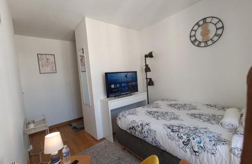 Faubourg de l'Arche Wohnung | Cozy Room with Private Bathroom near Paris LaDefense Arena