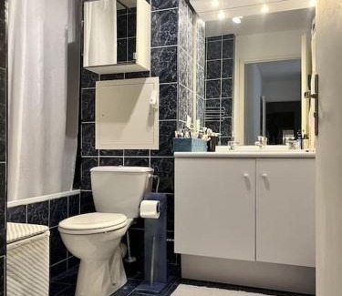 Faubourg de l'Arche Wohnung | Cozy Room with Private Bathroom near Paris LaDefense Arena