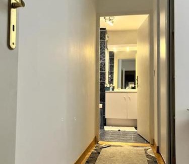 Faubourg de l'Arche Wohnung | Cozy Room with Private Bathroom near Paris LaDefense Arena