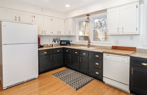 Bloomington Haus | Cozy, Roomy Ranch near IU Stadiums