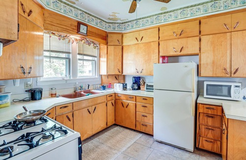 Zeeland Haus | Cozy Rural Hideaway in McIntosh County!