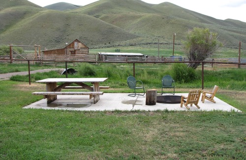 Lima Kabine | Cozy rustic cabin on Little Sheep Creek at foot of Lima Peaks