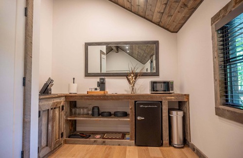 Madison Kabine | Cozy Rustic Cabin w/Hot Tub & Scenic Trails in Ohio’s Wine Country