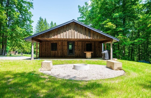 Madison Kabine | Cozy Rustic Cabin w/Hot Tub & Scenic Trails in Ohio’s Wine Country