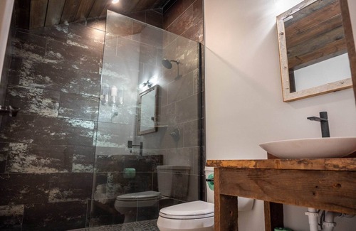 Madison Kabine | Cozy Rustic Cabin w/Hot Tub & Scenic Trails in Ohio’s Wine Country