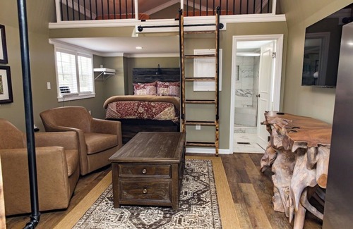 Blakely Kabine | Cozy Rustic Open Design Cabin with Fiber Internet/WiFi, AC in charming BlakelyGA