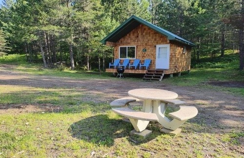 Isabella Kabine | Cozy Rustic Sleeping Cabin in Isabella