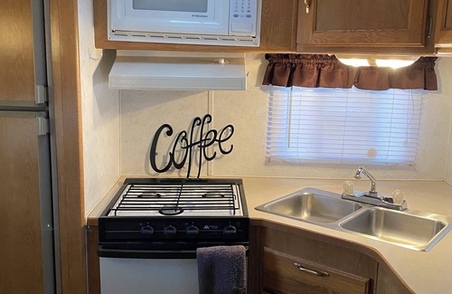Peoria Heights Haus | Cozy RV in tranquil setting East Peoria with AC