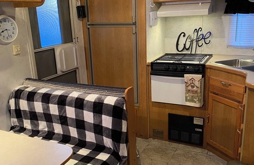 Peoria Heights Haus | Cozy RV in tranquil setting East Peoria with AC