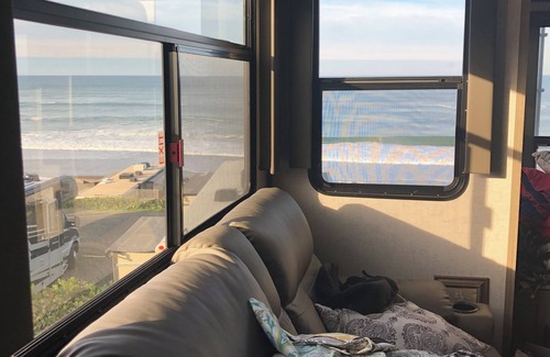 Cheyenne Haus | Cozy RV with 2 sleeping areas & WiFi, AC in Cheyenne or your favorite camp site.