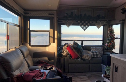 Cheyenne Haus | Cozy RV with 2 sleeping areas & WiFi, AC in Cheyenne or your favorite camp site.