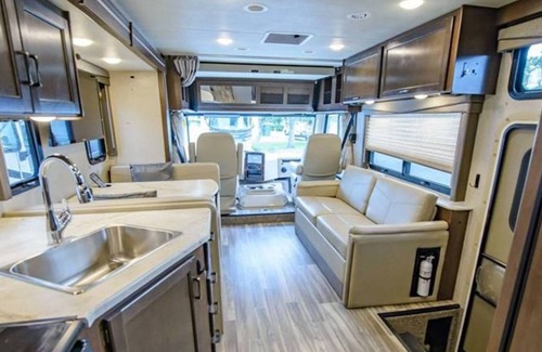 Juno Ridge Haus | Cozy RV with AC and WiFi North Palm Beach - 1 mile to beach